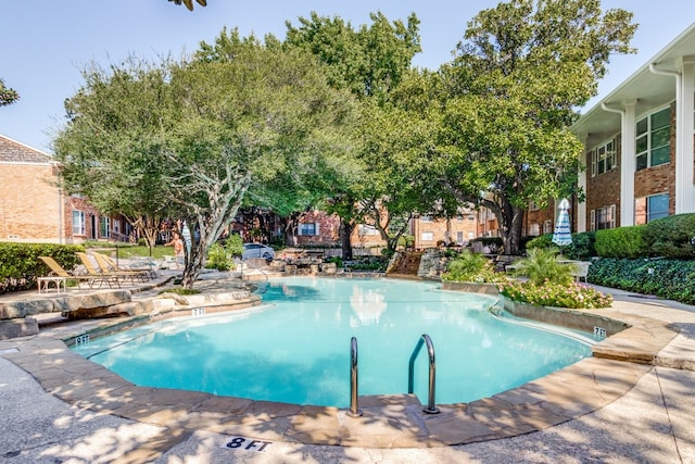 view of swimming pool