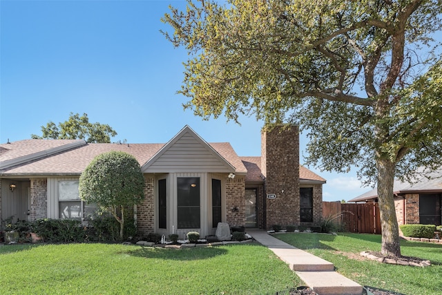 ranch-style home featuring a front lawn