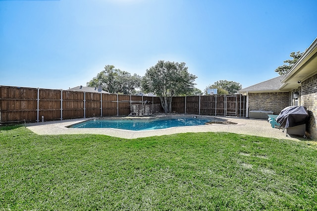 view of swimming pool featuring a lawn