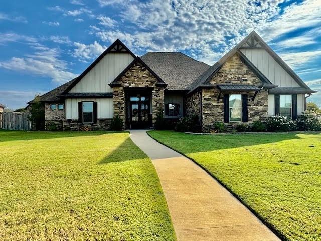 craftsman house with a front lawn