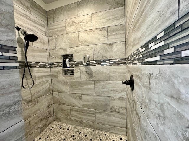 bathroom featuring tiled shower