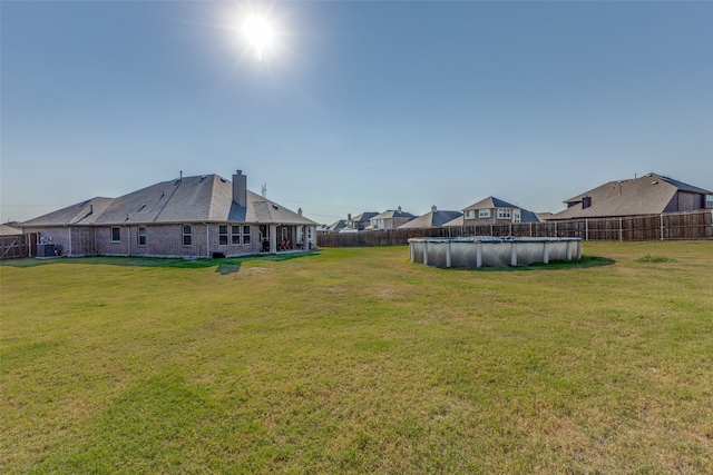 view of yard featuring a fenced in pool