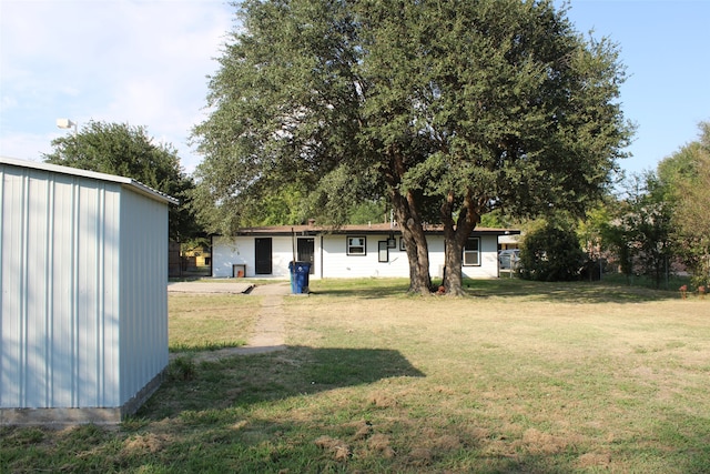 view of yard featuring a shed