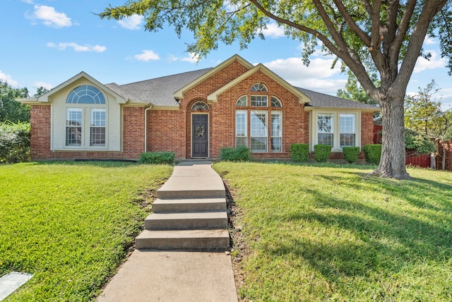 view of front of property featuring a front yard