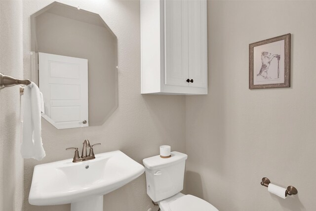 clothes washing area featuring washer and dryer, light tile patterned floors, and cabinets