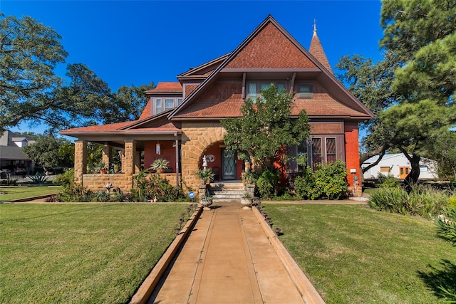 view of front facade with a front lawn