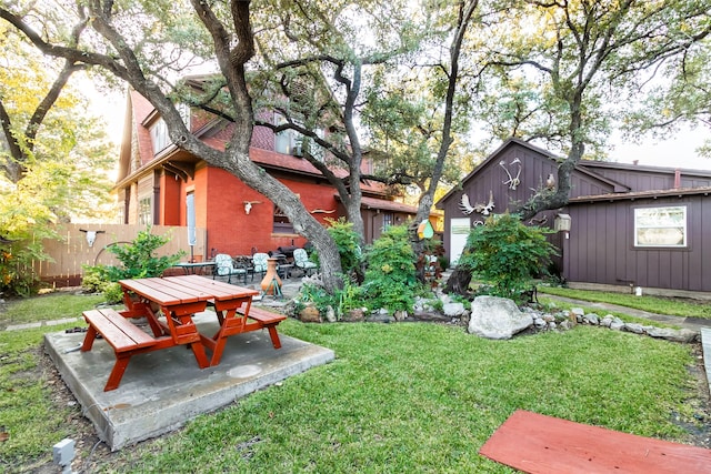 view of yard with a patio area