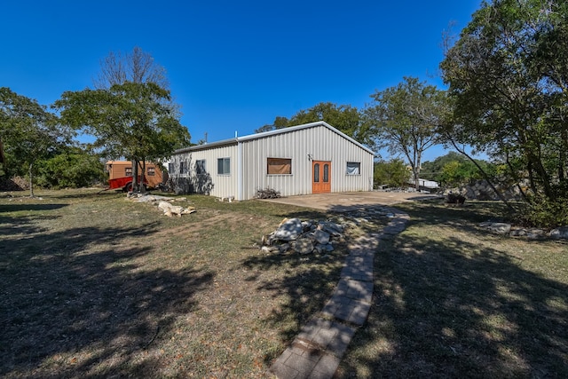 exterior space featuring a lawn