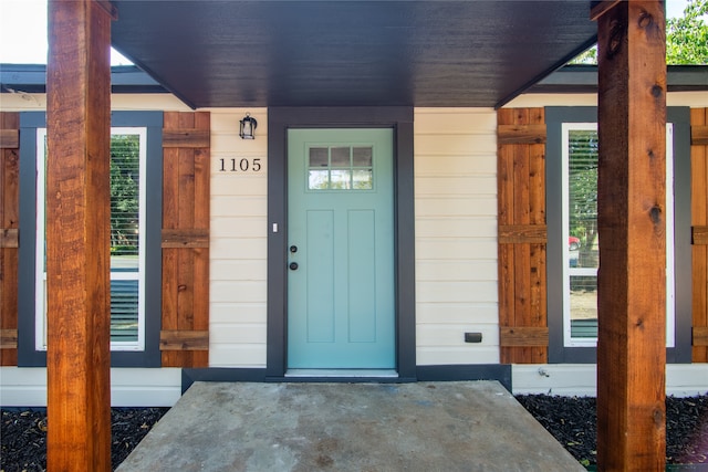 entrance to property featuring covered porch