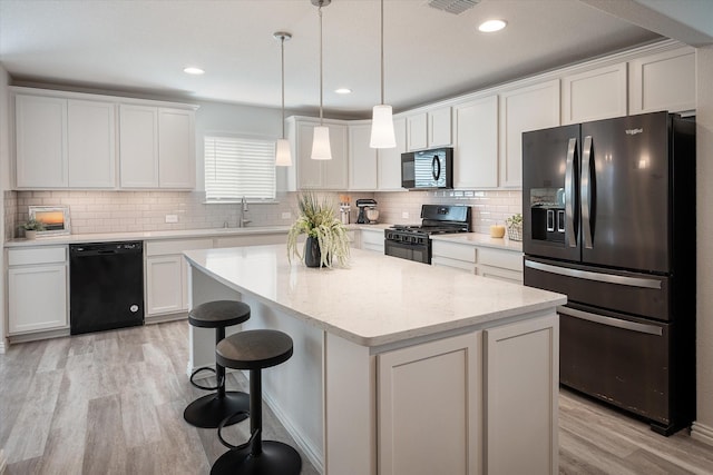 dining space featuring a wealth of natural light, light hardwood / wood-style flooring, and ceiling fan