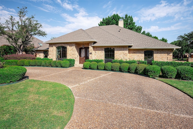 view of front of property featuring a front yard