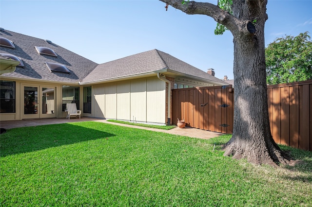 view of yard featuring a patio