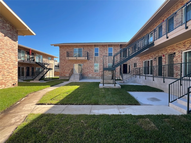 view of property's community featuring a lawn