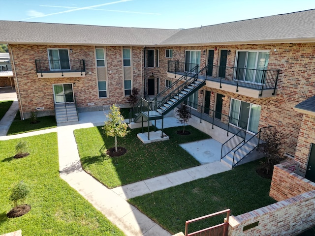 view of property's community featuring a yard