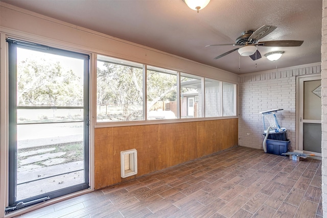 sunroom with ceiling fan