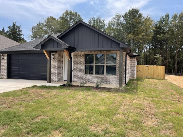 view of front of house featuring a front lawn and a garage