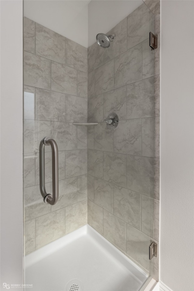 bathroom featuring tiled shower