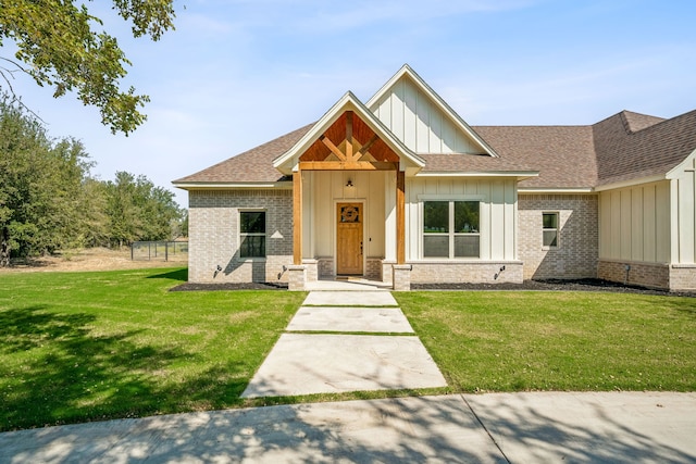 view of front of home featuring a front lawn