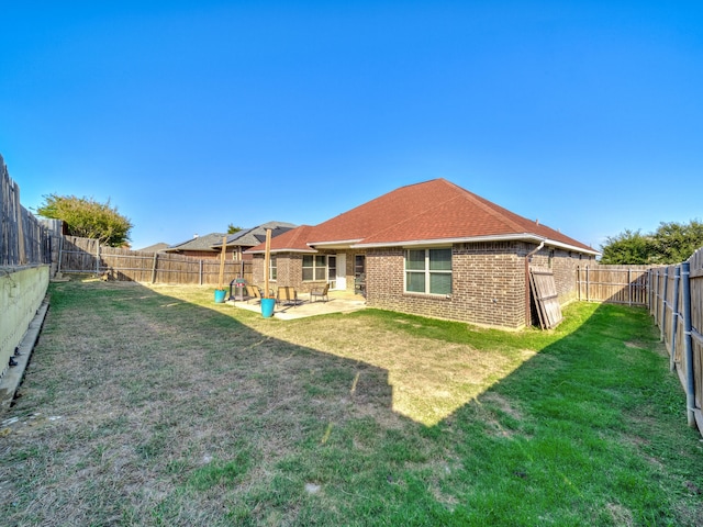 view of yard featuring a patio