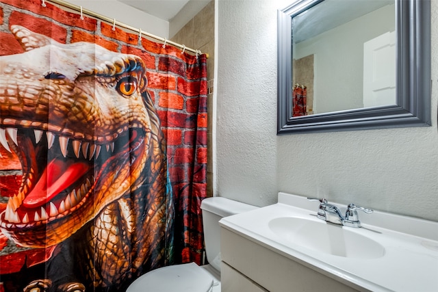 bathroom with a shower with curtain, vanity, and toilet