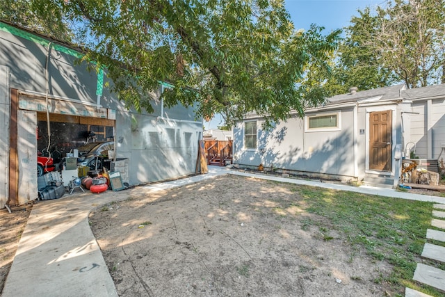 view of yard with a garage