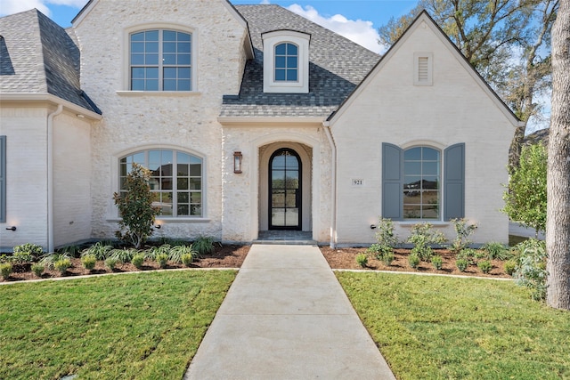 view of front of home with a front lawn