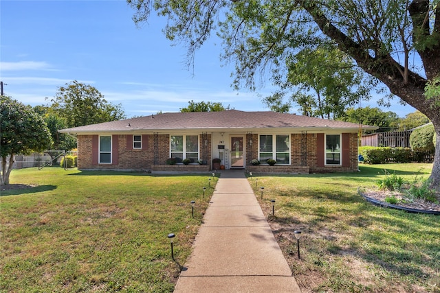 ranch-style house featuring a front yard