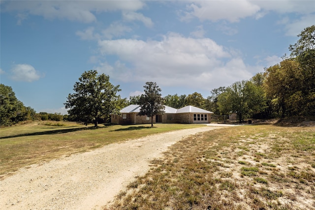 ranch-style house featuring a front yard