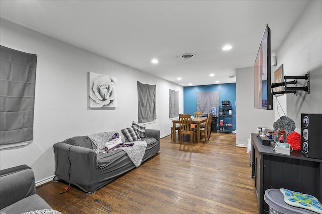 living area featuring baseboards, wood finished floors, visible vents, and recessed lighting