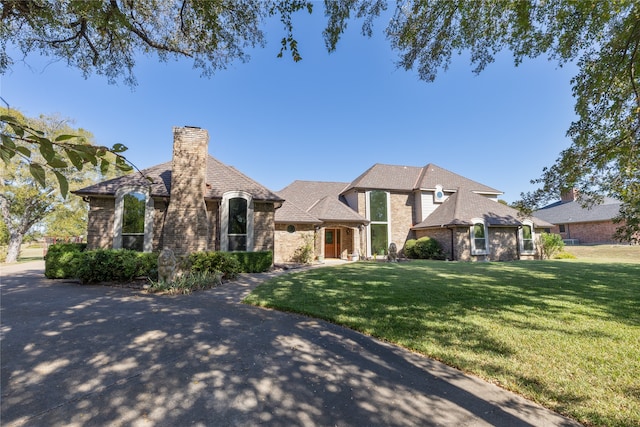 view of front of house featuring a front lawn