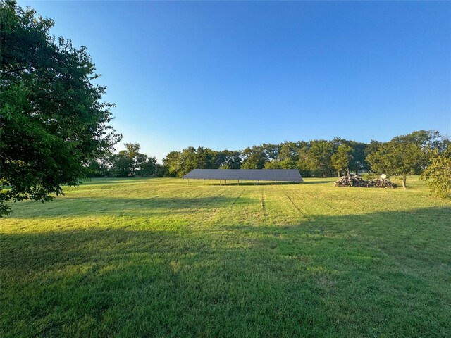 view of yard featuring a rural view