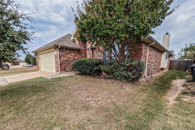 view of front of home featuring a front yard and a garage