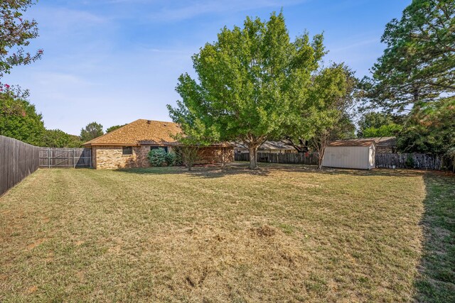 view of yard featuring a storage shed