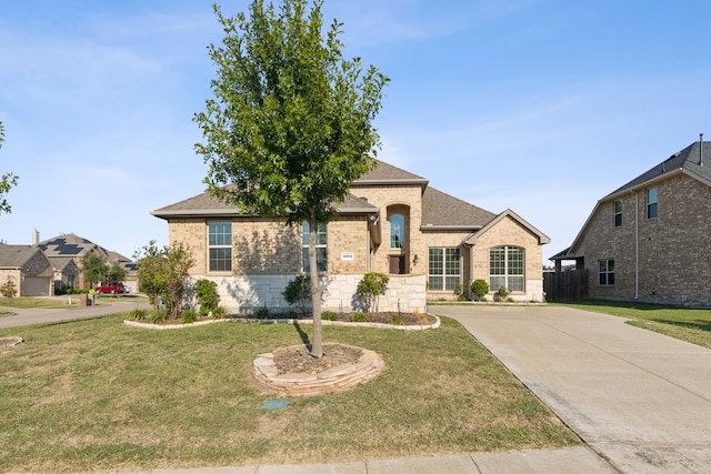 view of front of home featuring a front yard