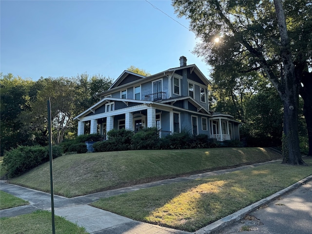 view of front of house with a front lawn