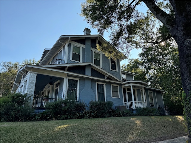 view of front of property featuring a front yard and a porch