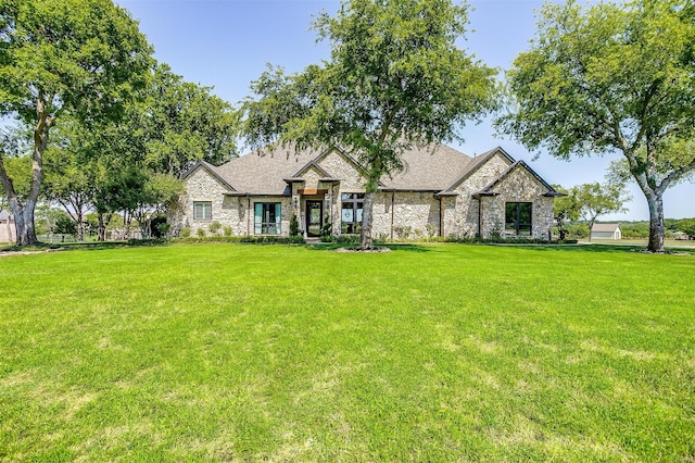 view of front facade featuring a front lawn