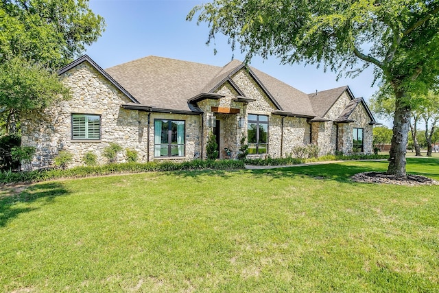 view of front of property featuring a front lawn