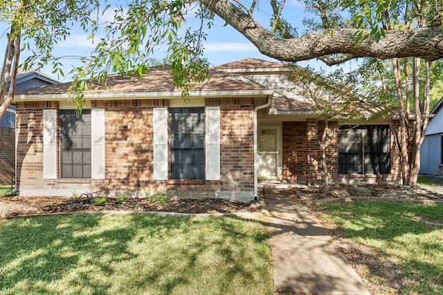 view of front of home with a front lawn