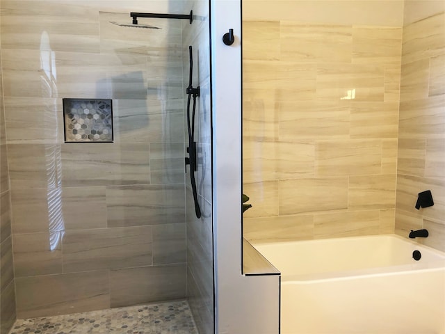 bathroom featuring tiled shower / bath