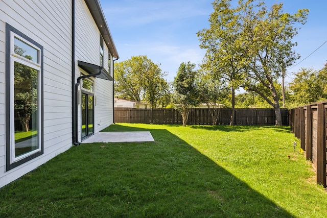 view of yard featuring a patio area