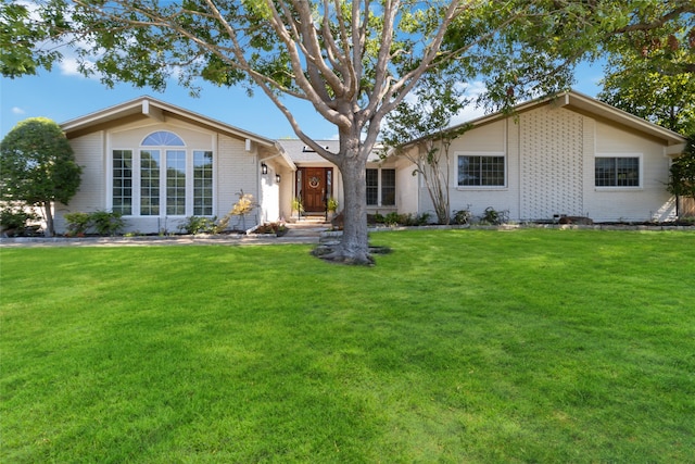 view of front of house featuring a front yard