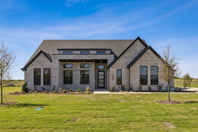 view of front of property featuring a front lawn