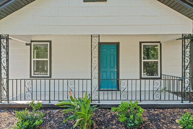 property entrance with covered porch