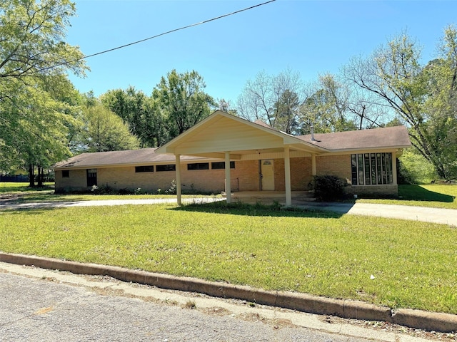 single story home with a front lawn