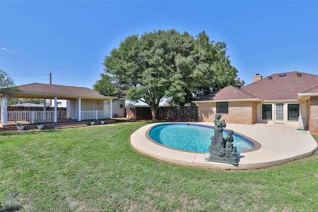 view of pool featuring a yard