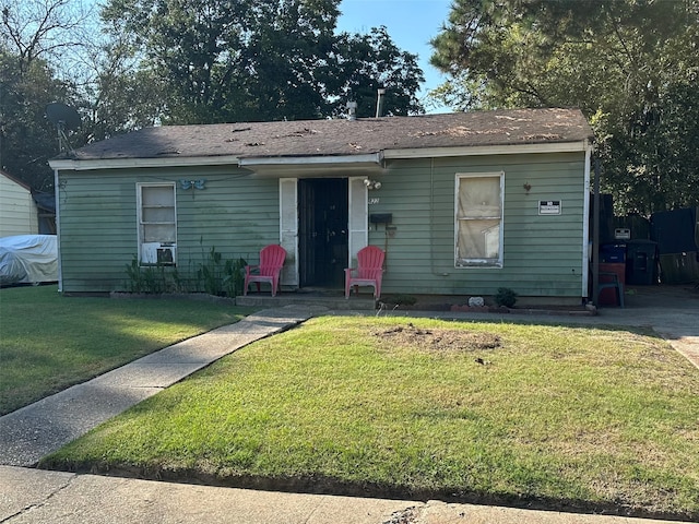 view of front of home featuring a front yard