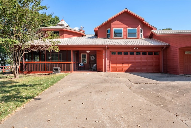 view of front of home featuring a front yard