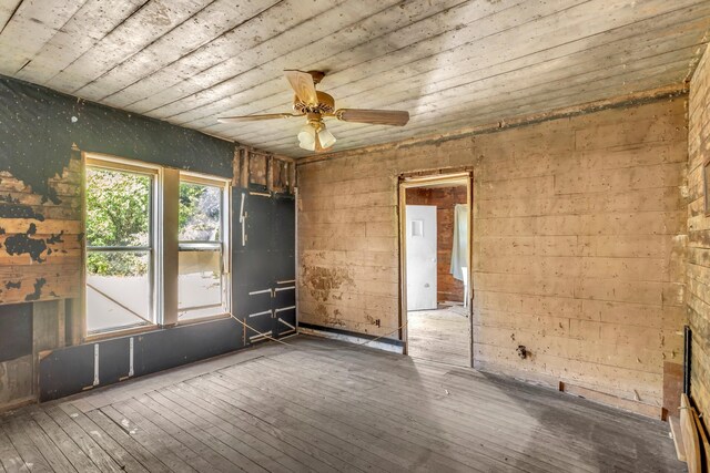 unfurnished room with ceiling fan and dark hardwood / wood-style flooring