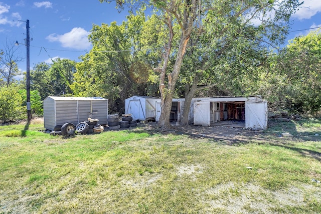 view of yard featuring an outdoor structure